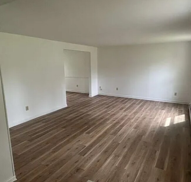 Building Photo - Four Bedroom Available for Immediate Move in!!