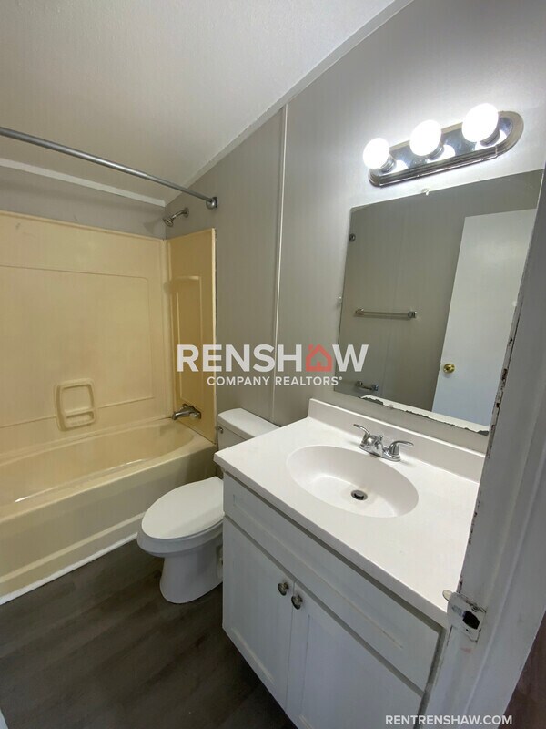 Building Photo - 122 N West St