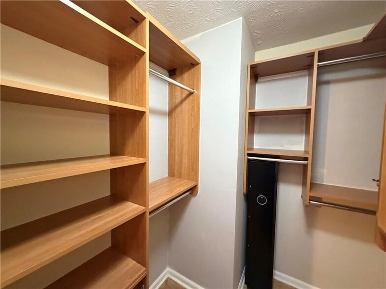 Building Photo - 3160 7 Pines Ct