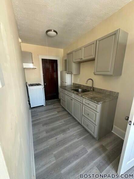 Building Photo - 53 Fellsway W