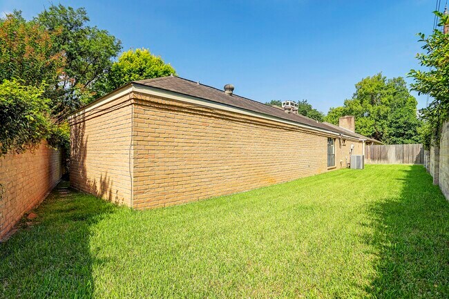Building Photo - 15614 Whitewater Ln