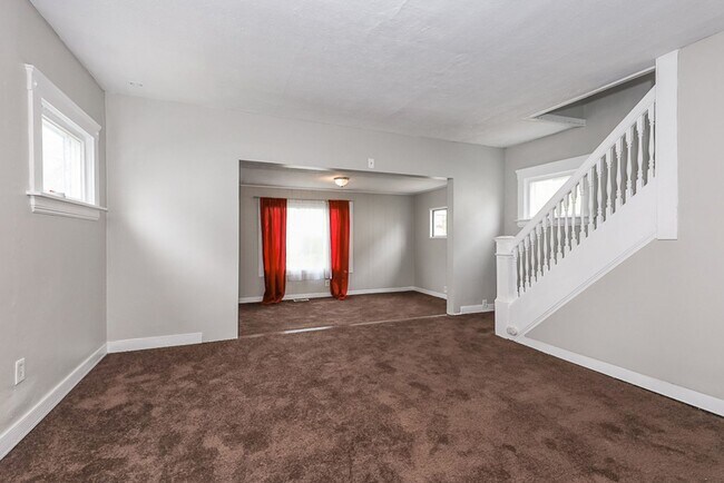 Building Photo - Spacious 3 bedroom/1 bath Single house! Ga...