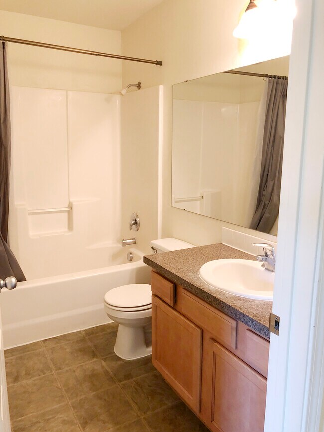 Building Photo - 423 NE Morton St