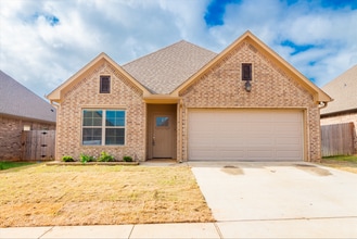 Building Photo - Available Now! Stunning 3 Bedroom 2 Bath Home in Whitehouse!