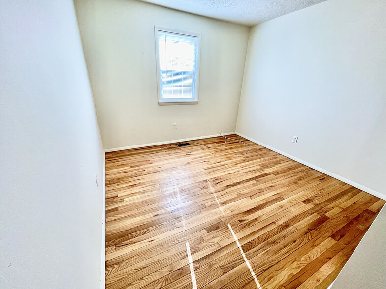 Bedroom - 21628 Parker Rd