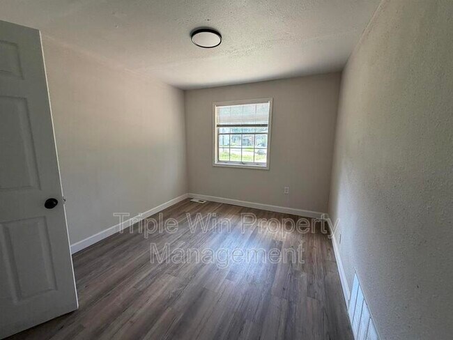 Building Photo - 9937 Carlyle Ave