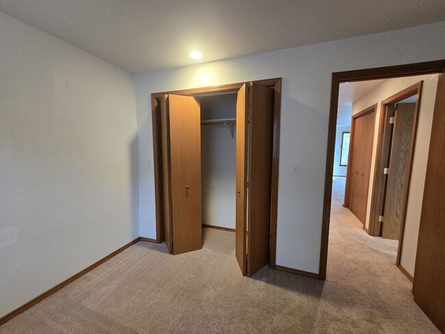 Building Photo - 1214 SE Overlook Ave