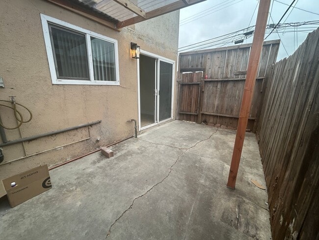 Building Photo - Spacious 2bed 1.5bath Apartment near Beach Blvd & Talbert Ave