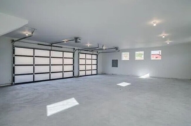 Building Photo - Now renting 4 bedroom Luxury House, stillporoperties.com