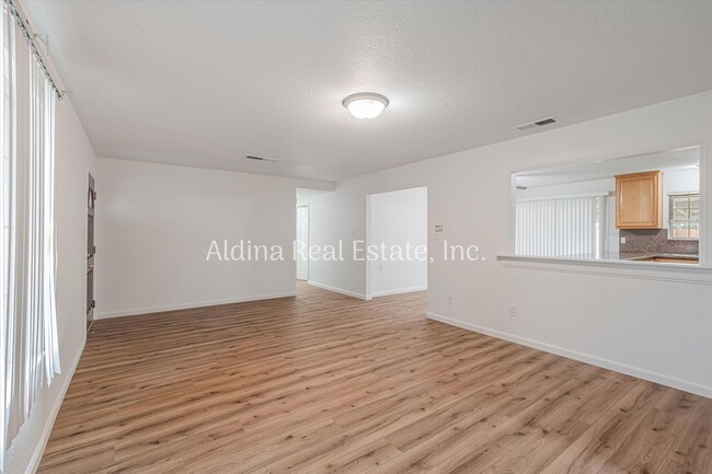 Building Photo - Spacious Floor Plan!