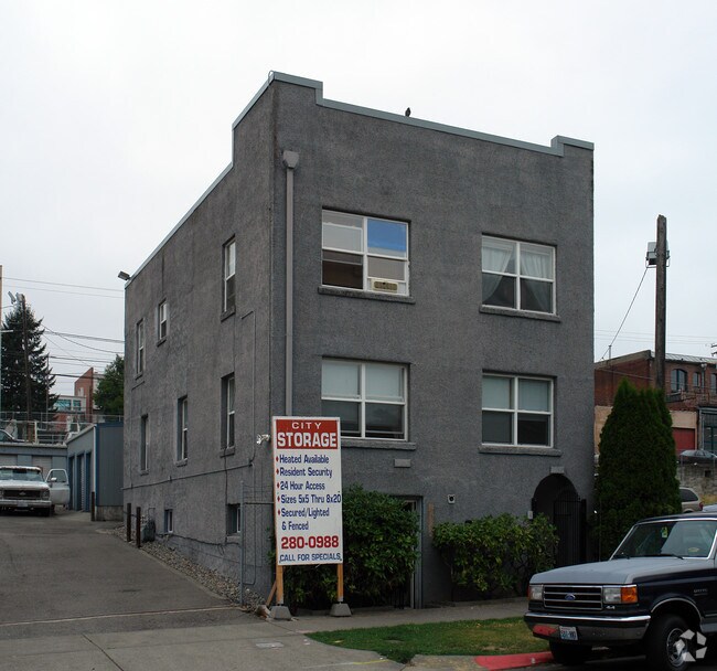 Building Photo - 1134-1136 S Fawcett Ave