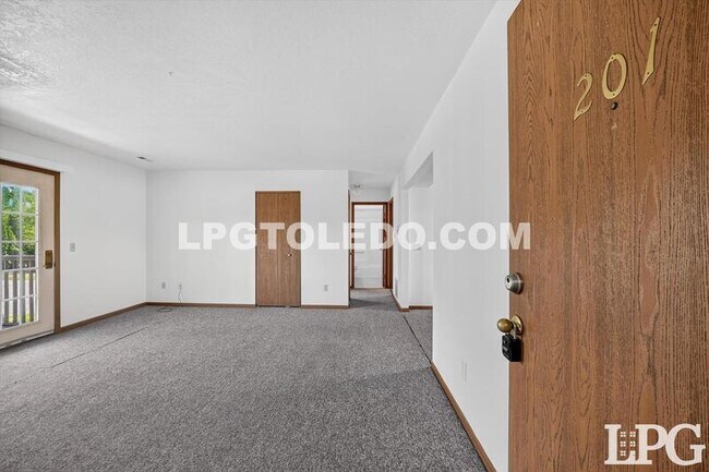 Building Photo - 811 Hilltop Ln