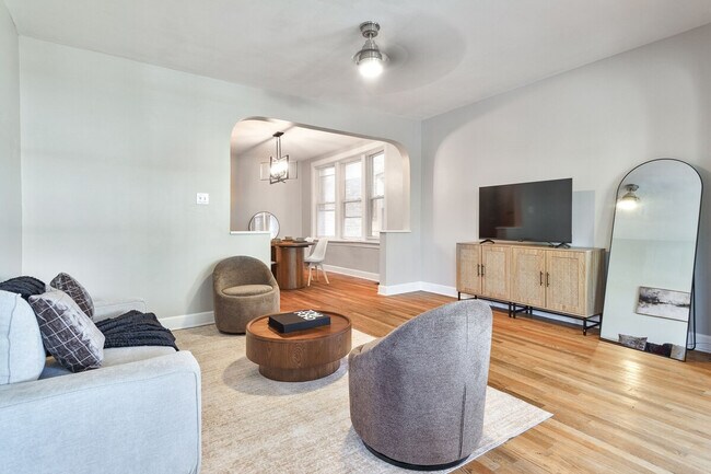 Building Photo - 3547 N Albany Ave