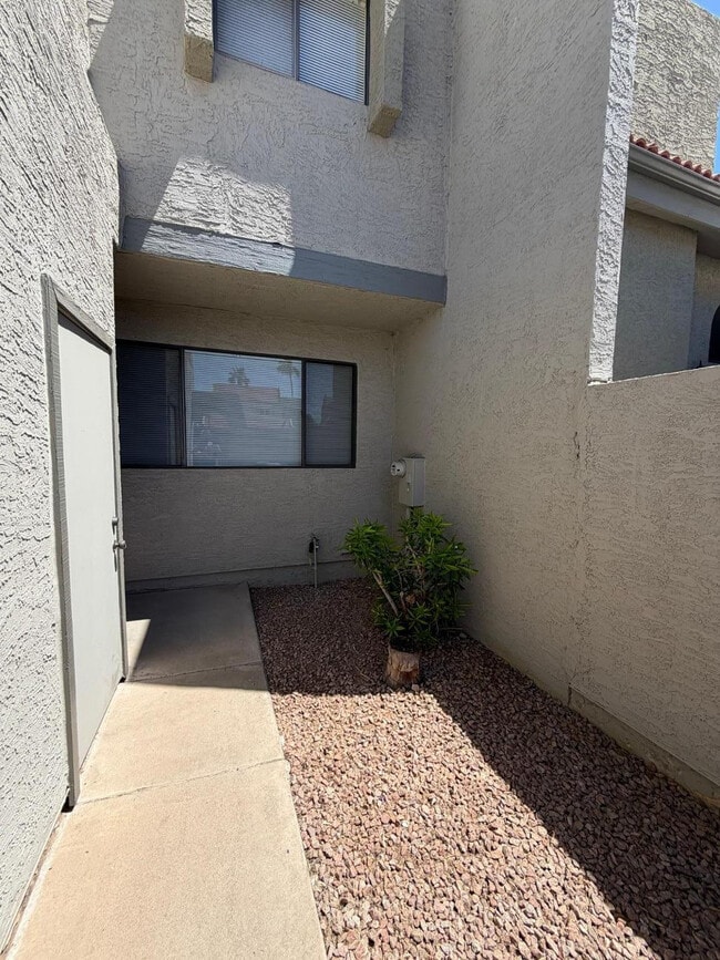 Building Photo - 2524 S El Paradiso