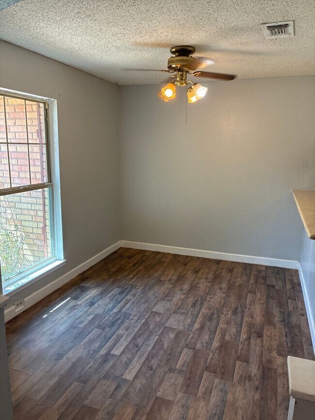 Building Photo - Beautiful 4BR 2BA Home w/ Fenced Yard + Garage Parking in Converse