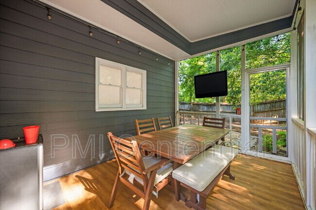 Building Photo - 2506 Retreat Dr NE