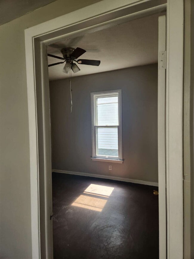 Building Photo - "2-Bedroom Duplex Downstairs Unit -Perfect...