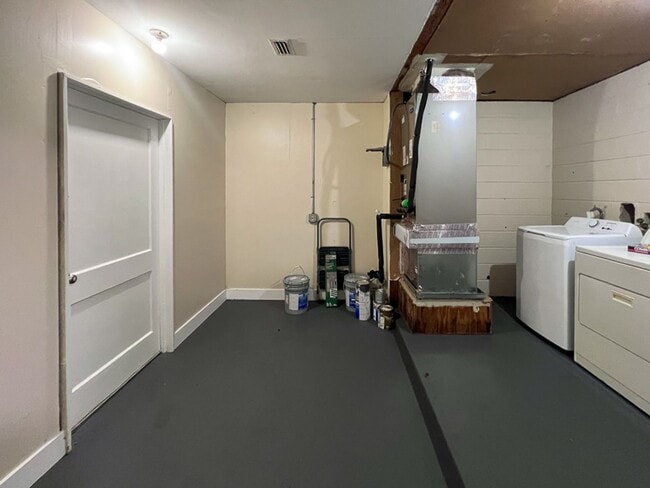 Building Photo - 4BR/3BA with Detached Garage Conversion Available Mid August! *Application Approved*