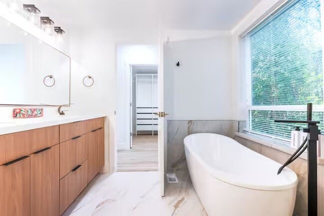 Building Photo - Spacious Modern Home for Rent in Burien / South Seattle