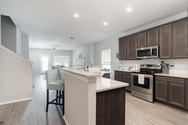 Building Photo - 556 Long Leaf Dr