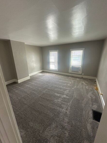 Building Photo - 71 1/2 Flory Ave