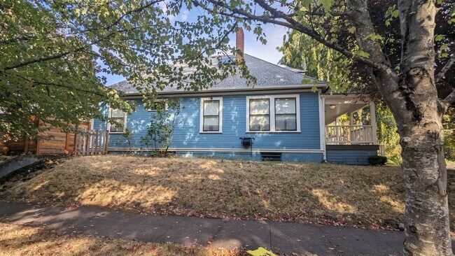 Building Photo - Charming 3-Bedroom, 2-Bathroom Home in a P...