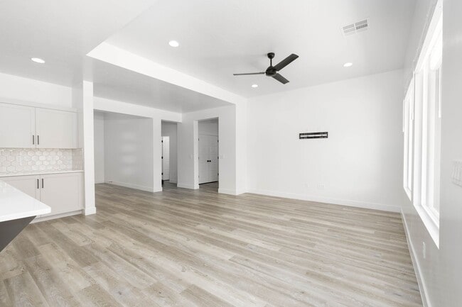 Building Photo - 3 bed plus office / 2.5 bath / 3 car Singl...