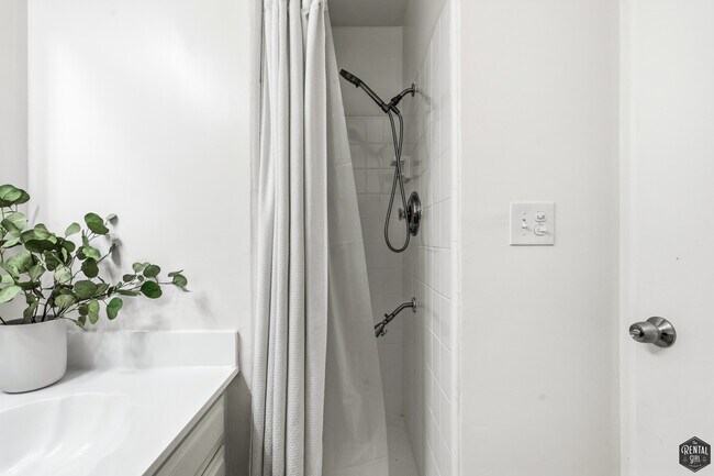 Building Photo - 5625 Green Valley Cir