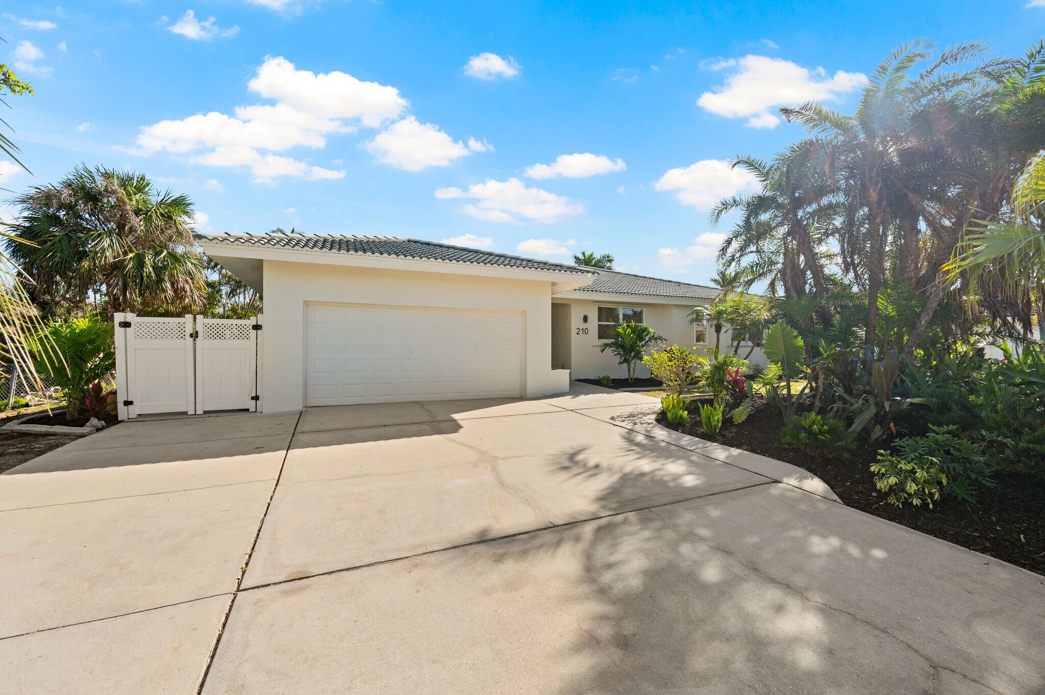 Building Photo - 210 Divinci Dr