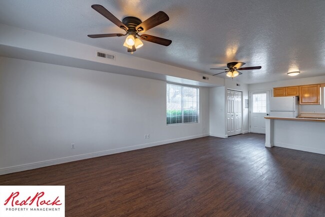 Building Photo - 2 Bedroom Townhome Available