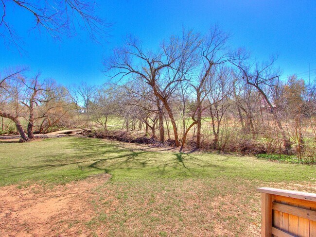 Building Photo - Beautiful 3bed/2bath Townhome Available in...