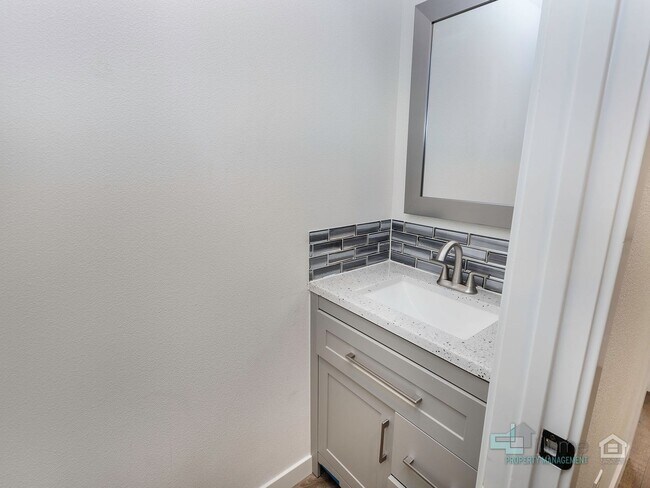 Building Photo - Beautifully Renovated furnished 3-Bedroom ...