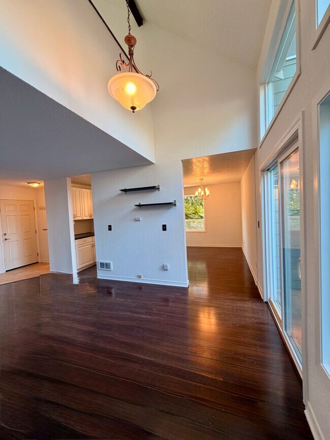 Building Photo - Longfellow Run Townhomes - West Seattle