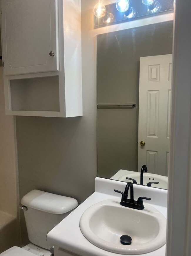 Building Photo - 102 S Spring View Dr