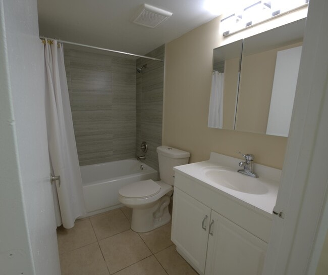 Building Photo - 1617 Meadows Cir