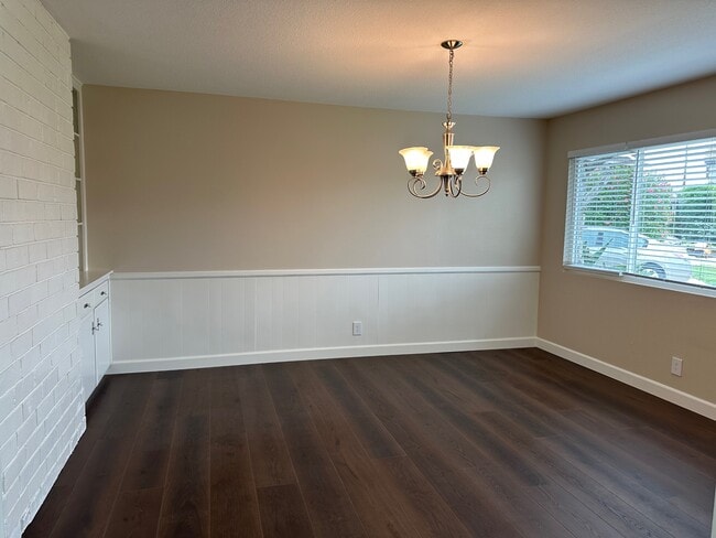 Building Photo - 1393 Scotch Cir
