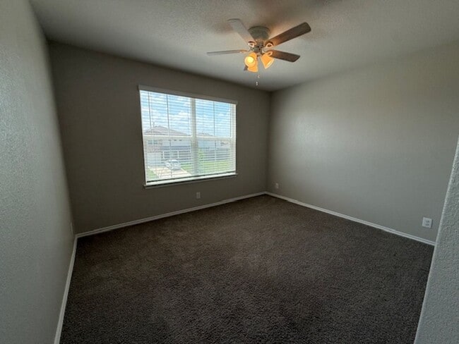 Building Photo - Move in Ready 3 Bedroom Two-story Home