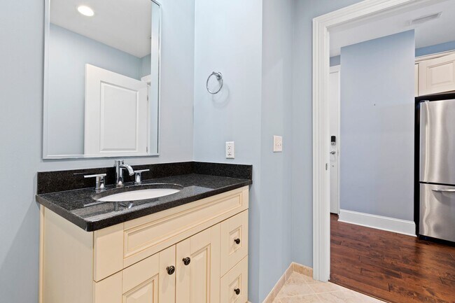 Building Photo - Stunning Studio Apartment with Spectacular Views in Downtown Raleigh