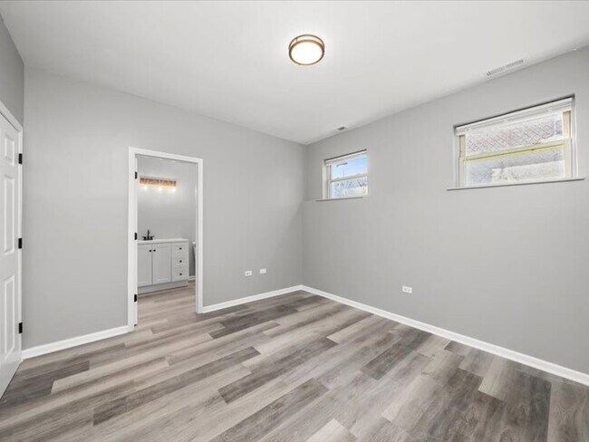 Building Photo - 6139 S King Dr