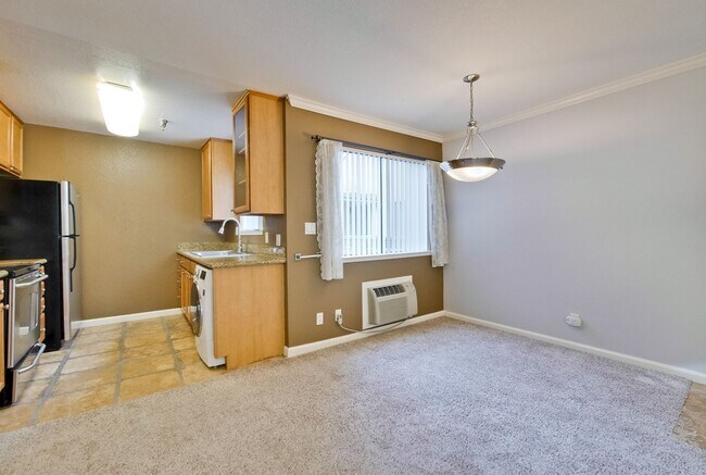Building Photo - 1 Bed 1 Bath With Lots of Amenities!