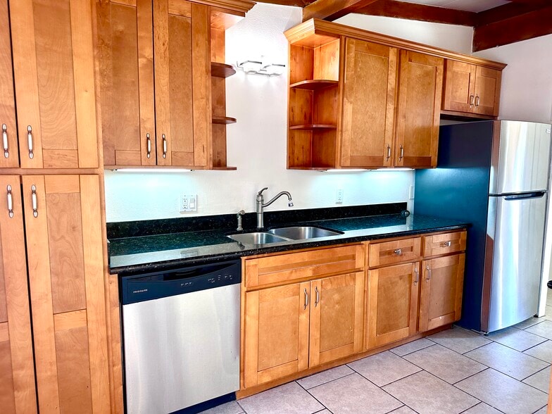 Building Photo - 220 Los Altos Pl