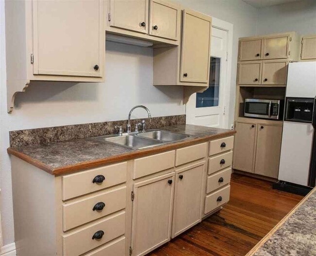 Building Photo - 108 N Main St