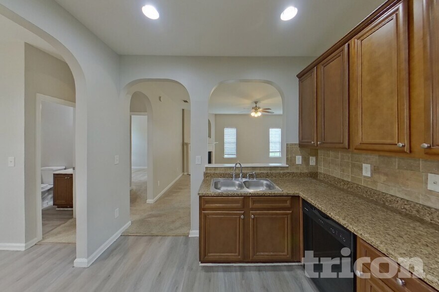 Building Photo - 15 Silver Willow Walk