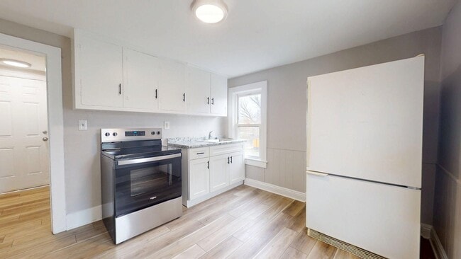 Building Photo - 1031 W.9th St.