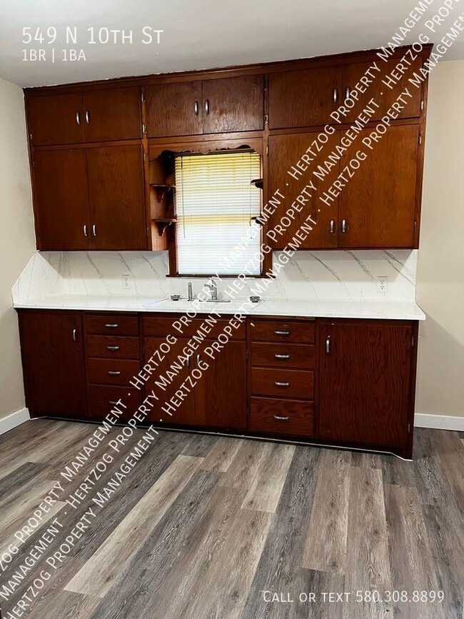 Building Photo - 549 N 10th St