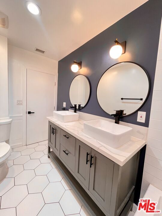 Building Photo - 5028 4th Ave