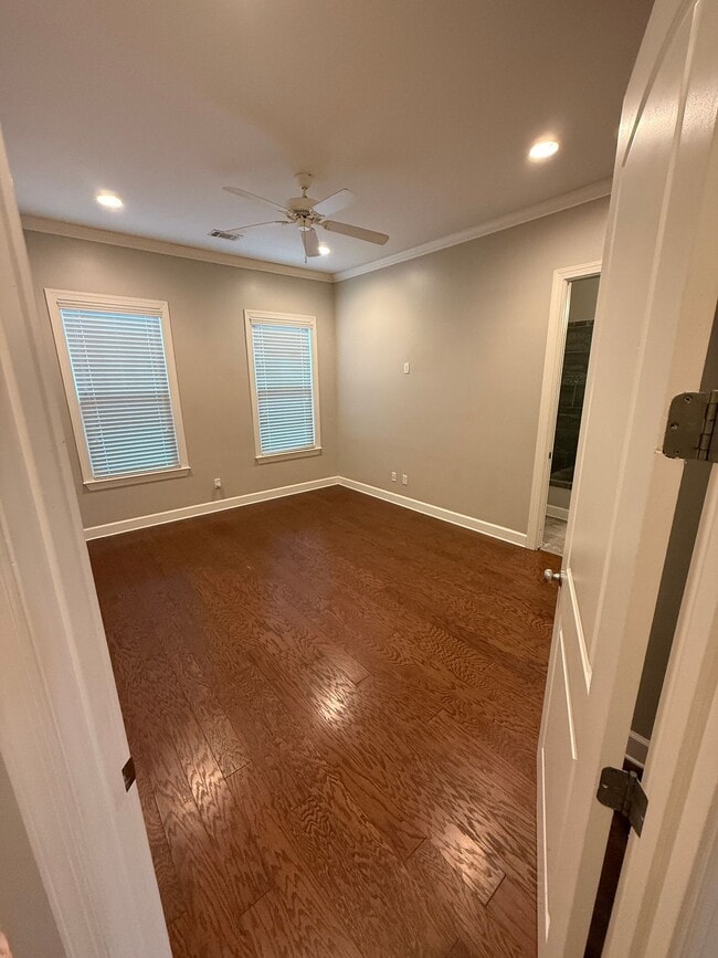 Building Photo - Luxury 3BR/3.5BA Townhome w/ 2-Car Garage in Gated Community