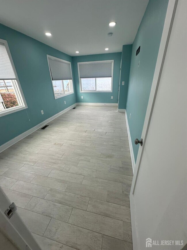 Building Photo - 111 Bayview Dr