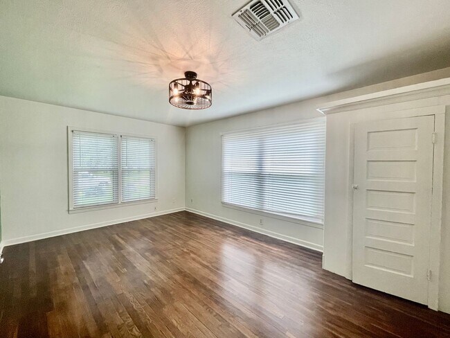 Building Photo - Fully Updated & Unbeatable Location