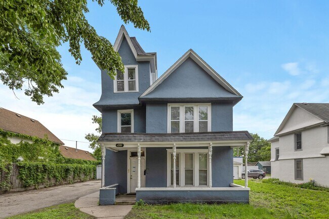 Building Photo - 3BR/1Bath + Office Area Available Sept 12t...